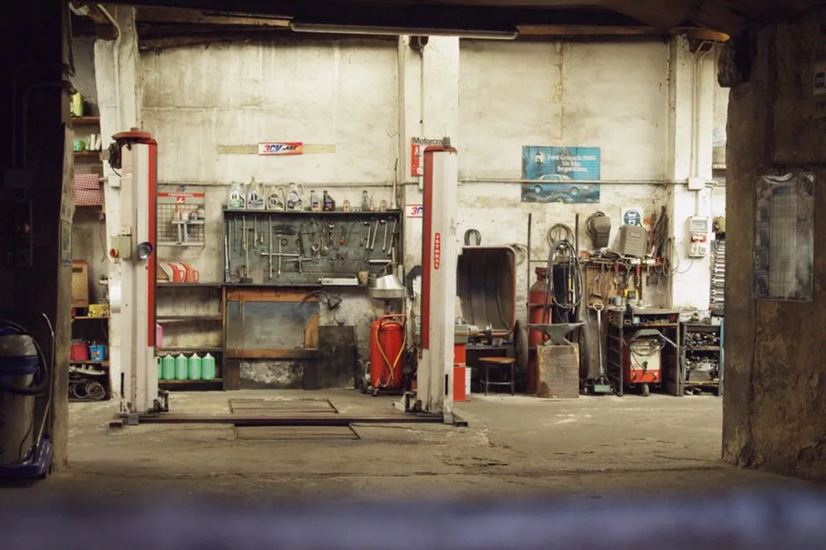L'atelier de la rédaction, établis, outils et pont élévateur.