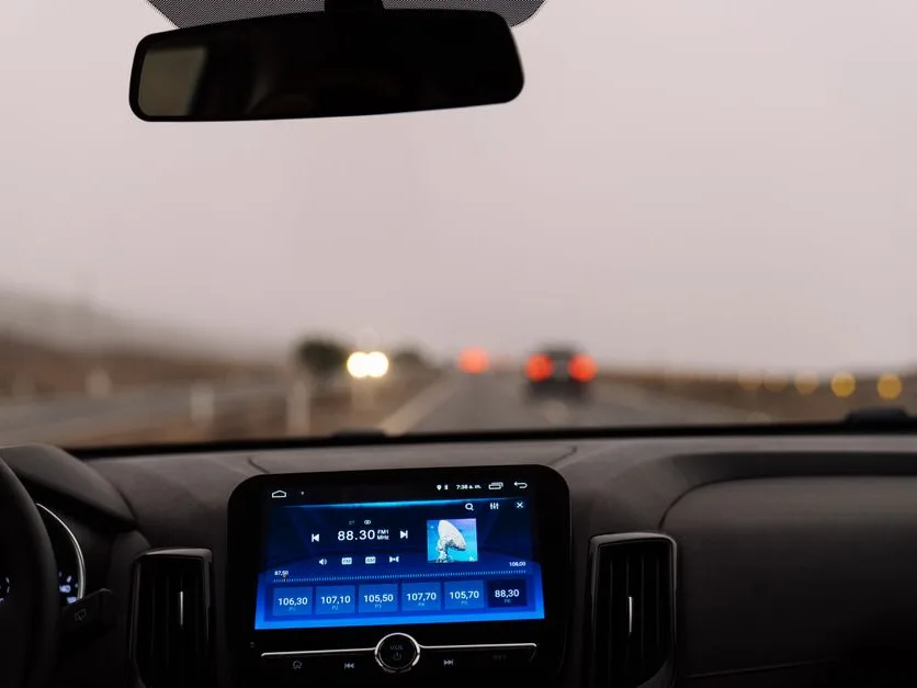 Le tableau de bord d'une voiture pendant un trajet.